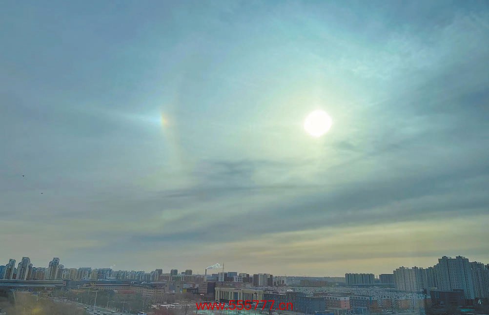2月1日上午，北京上空出现幻日等景象。